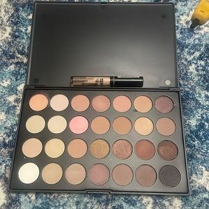 morphe eye shadow pallet with free NYx concealer